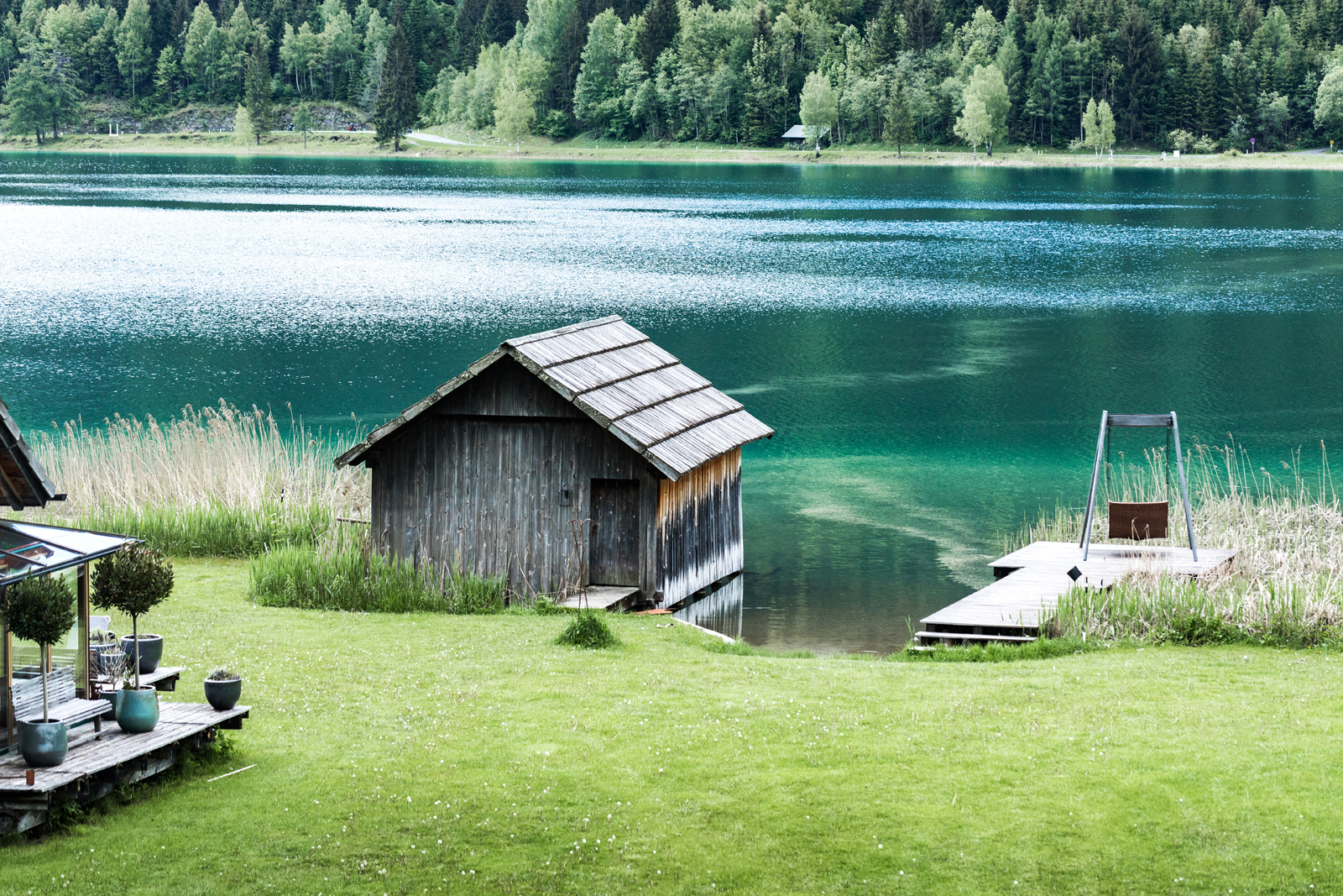 Schöne Aussicht vom Balkon auf das Gralhof-Bootshaus und den Weissensee